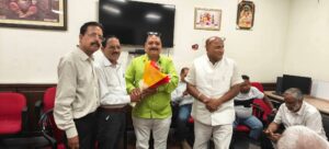 लोक भवन की गरिमा को नजरंदाज कर जन्मदिन मनाते जांबाज पत्रकार
