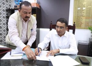 विशाल सिंह आई०ए०एस०निदेशक सूचना एवं जनसंपर्क विभाग उत्तर प्रदेश व सचिवालय के मीडिया सेन्टर में चुपके से ली गई कोषाध्यक्ष विक्रम सिंह की तस्वीर जिसपर कोषाध्यक्ष विक्रम सिंह जी ने कड़ी आपत्ति जताई है और कार्यवाही की मांग की है