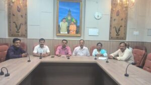 उत्तर प्रदेश मान्यता प्राप्त संवाददाता समिति पुनर्गठित के संयोजक प्रभात कुमार त्रिपाठी व पुनर्गठित समिति के सम्मानित सदस्यों व पदाधिकारियों से बातचीत करते हुए।