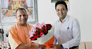 मुख्यमंत्री योगी आदित्यनाथ व साथ में अपर मुख्य सचिव गृह व सूचना एवं जनसंपर्क विभाग उत्तर प्रदेश