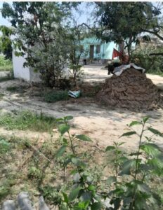 तथाकथित पुजारी सुरेश तिवारी द्वारा शाहगंज के सिधांई गांव में मन्दिर की जमीन को कब्जा कर दो मंजिला मकान तैयार करते हुए 