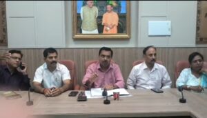 उत्तर प्रदेश मान्यता प्राप्त संवाददाता समिति पुनर्गठित के सम्मानित सदस्यों व पदाधिकारियों को सम्बोधित करते हुए संयोजक प्रभात कुमार त्रिपाठी व नीचे समिति से बर्खास्त शेखर पंडित, अनिल तिवारी,लखन मिश्रा व समिति के खिलाफ साजिशकर्ता मो०कामरान