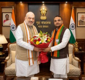 भाजपा नेता अखिलेश तिवारी नई दिल्ली में गृहमंत्री अमित शाह को पुष्प गुच्छ देकर स्वागत व मुलाकात करते हुए