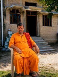 आरोपी भू०माफिया सुरेश तिवारी,व नकल खतौनी तथा जारी नोटिस सम्बन्धित अन्य अभिलेख व साक्ष्य