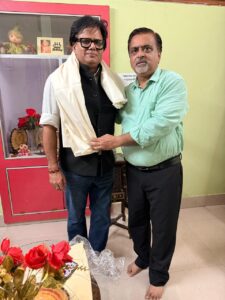 डी०डी०न्यूज के मशहूर एंकर श्री अशोक श्रीवास्तव का विशेष सम्मान करते हुए उत्तर प्रदेश मान्यता प्राप्त संवाददाता समिति पुनर्गठित के संयोजक श्री प्रभात त्रिपाठी