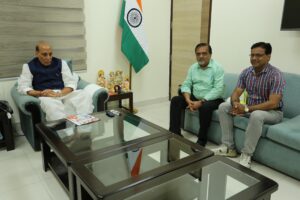 रक्षा मंत्री राजनाथ सिंह से मुलाकात करते हुए उत्तर प्रदेश मान्यता प्राप्त संवाददाता समिति पुनर्गठित के सर्वेसर्वा/संयोजक प्रभात त्रिपाठी और साथ समिति के नवनियुक्त अध्यक्ष विक्रम सिंह 